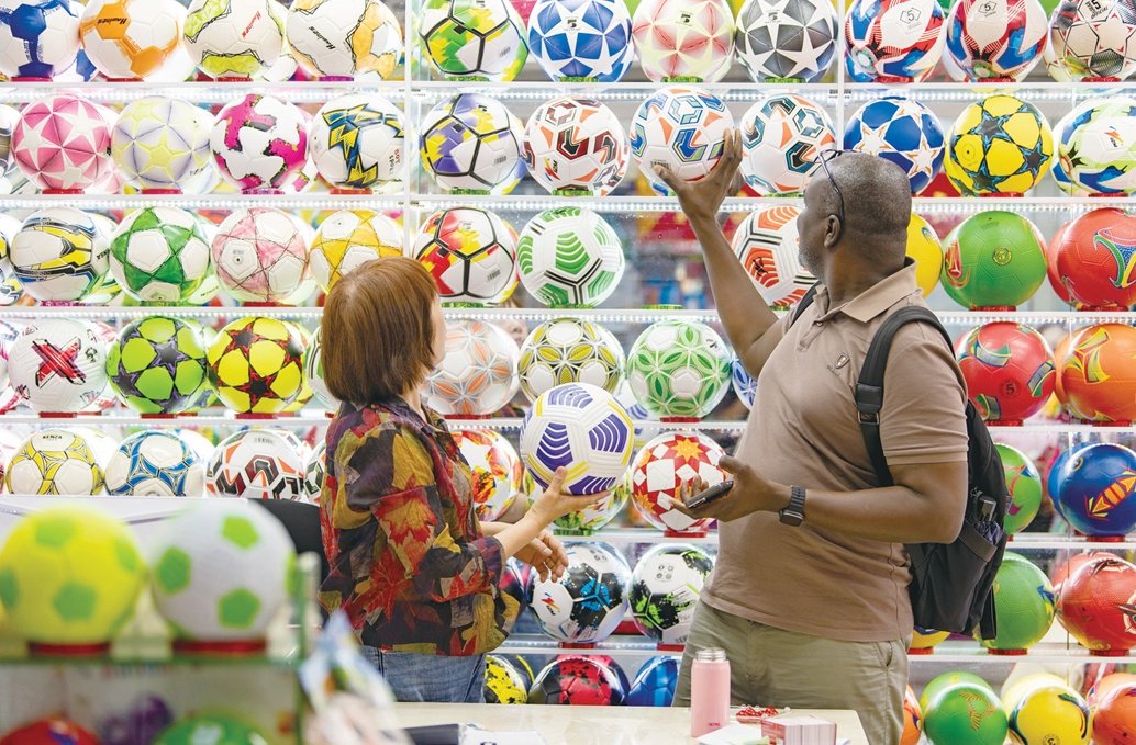 4月15日，義烏國際商貿城里，外商在選購球類等體育用品。 （視覺中國）