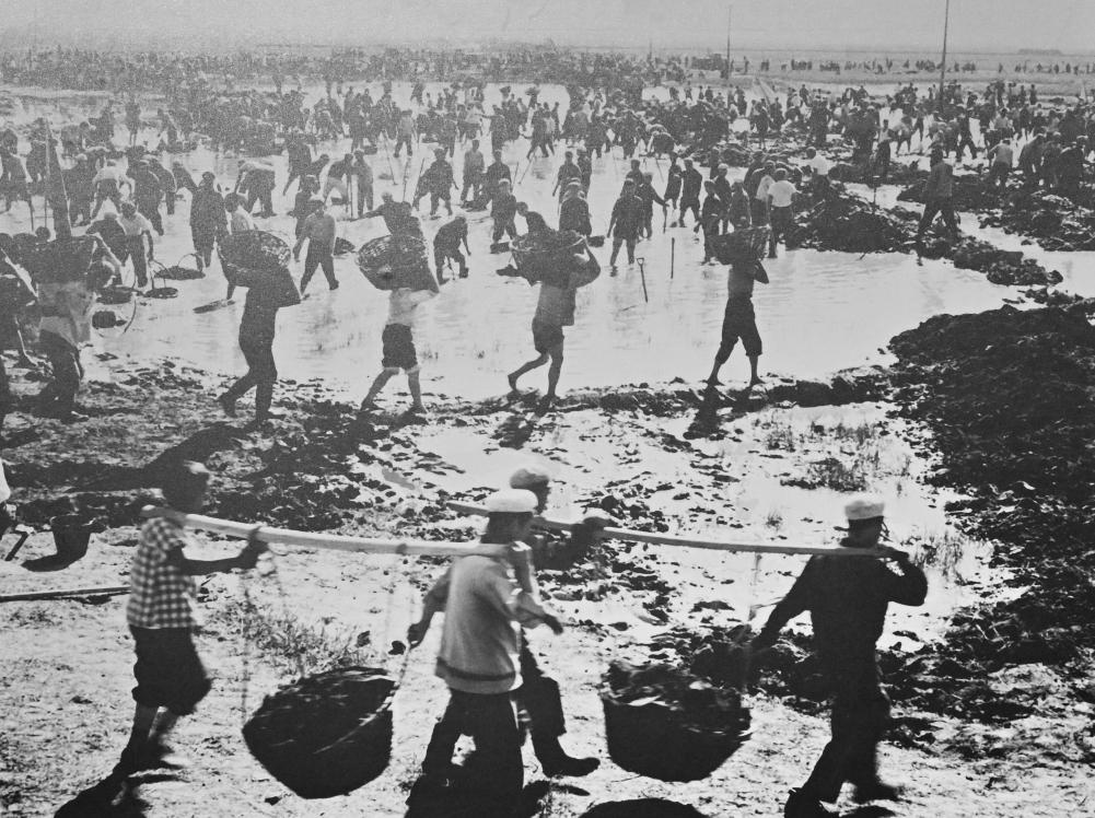 1960年7月,大雨連綿,大會戰職工團結一致排內澇。