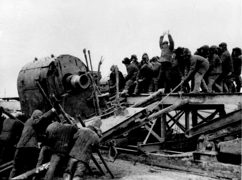 王進喜和工人們一起把5噸多重的絞車拉上2米多高的鑽台。