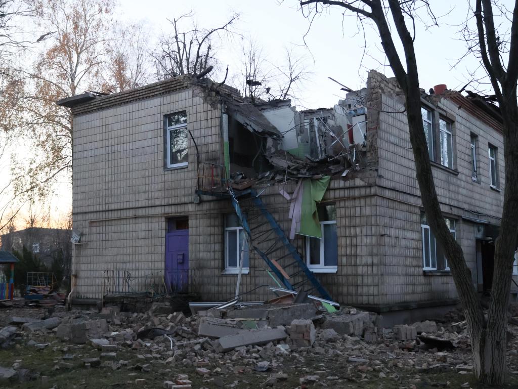   2023年11月25日，在烏克蘭基輔市，一棟建築屋頂被無人機碎片擊中。新華社發（路文·佩圖什科夫攝）