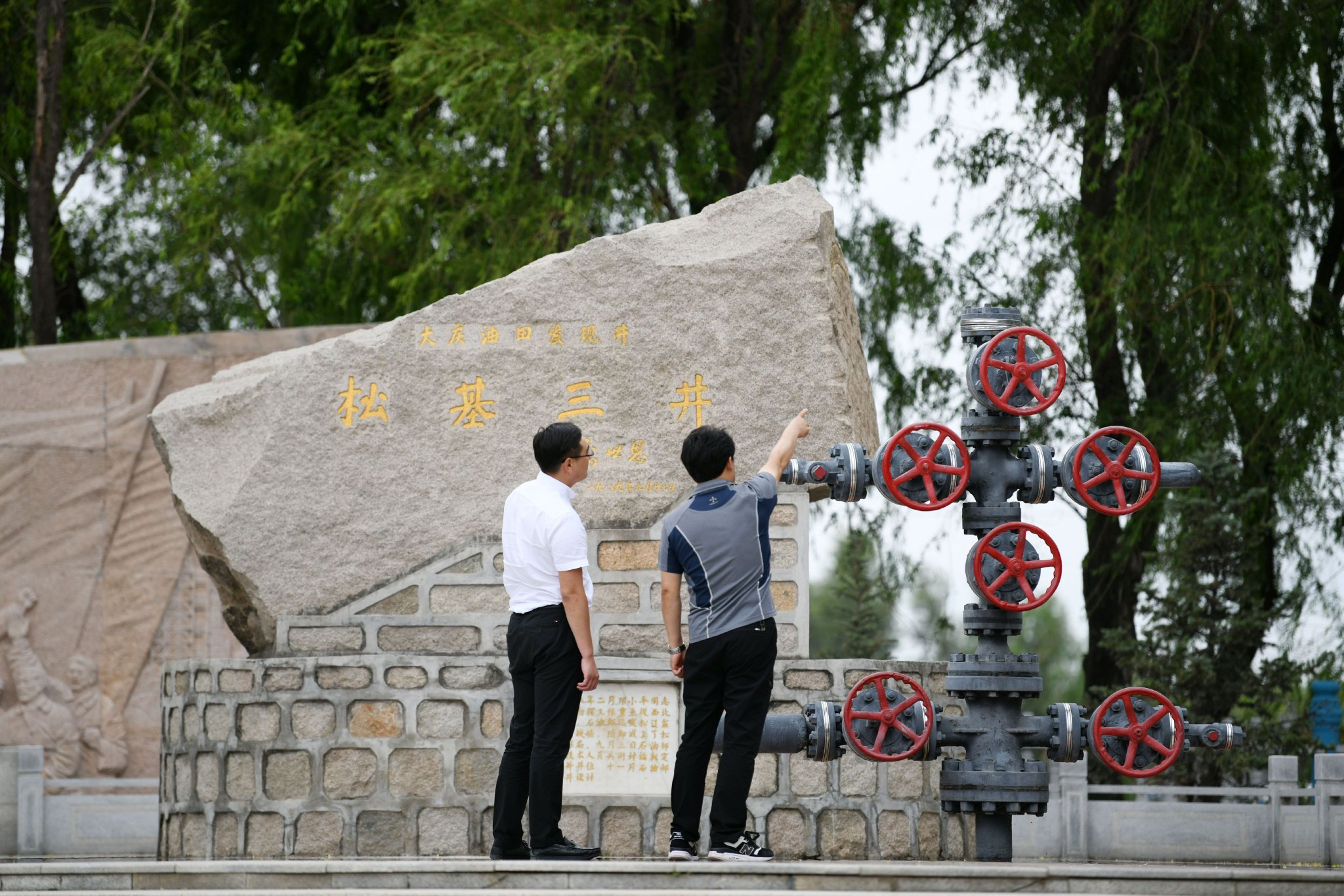 人們在大慶油田鬆基三井參觀（6月27日攝）新華社記者 王建威 攝