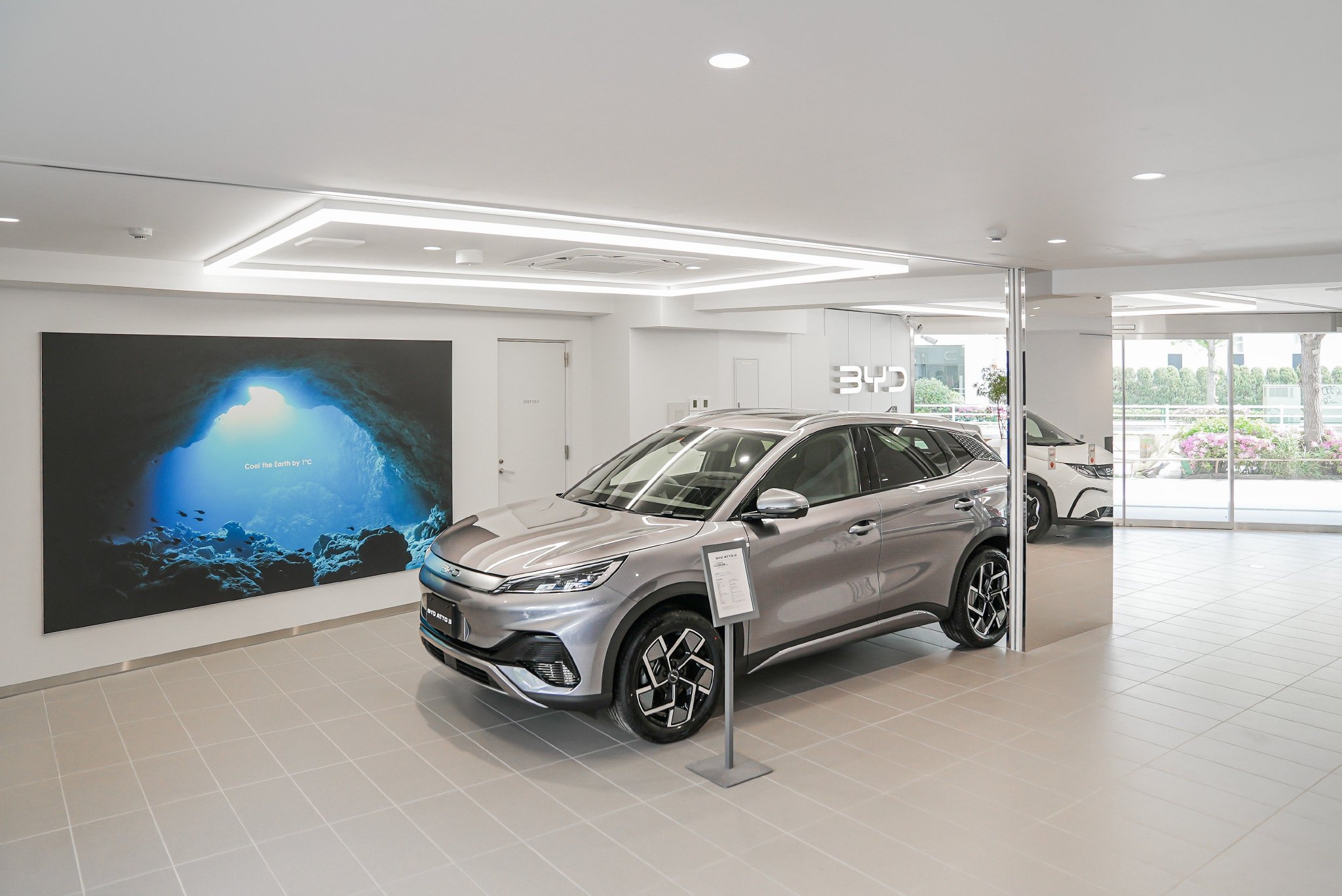 4月19日,和谐比亚迪旗舰店东京目黑店内展示的“BYD ATTO3”