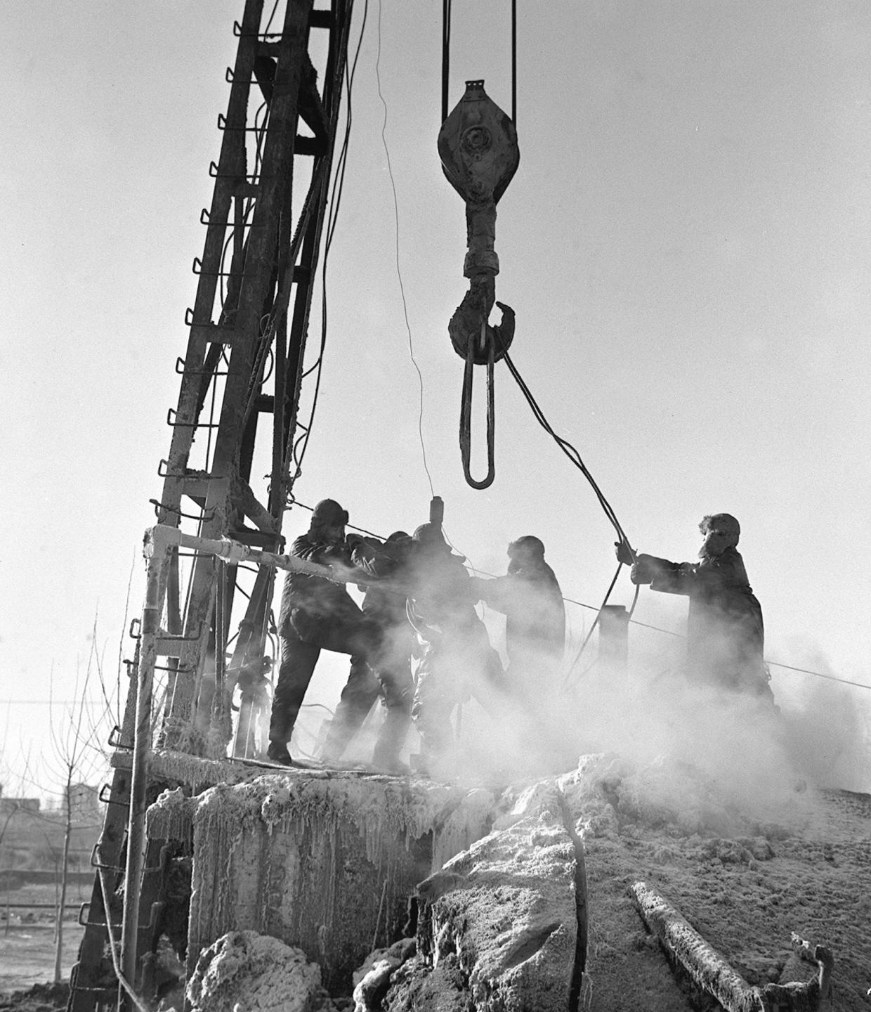 20世紀七十年代，大慶油田鑽井工人在嚴冬里進行作業。