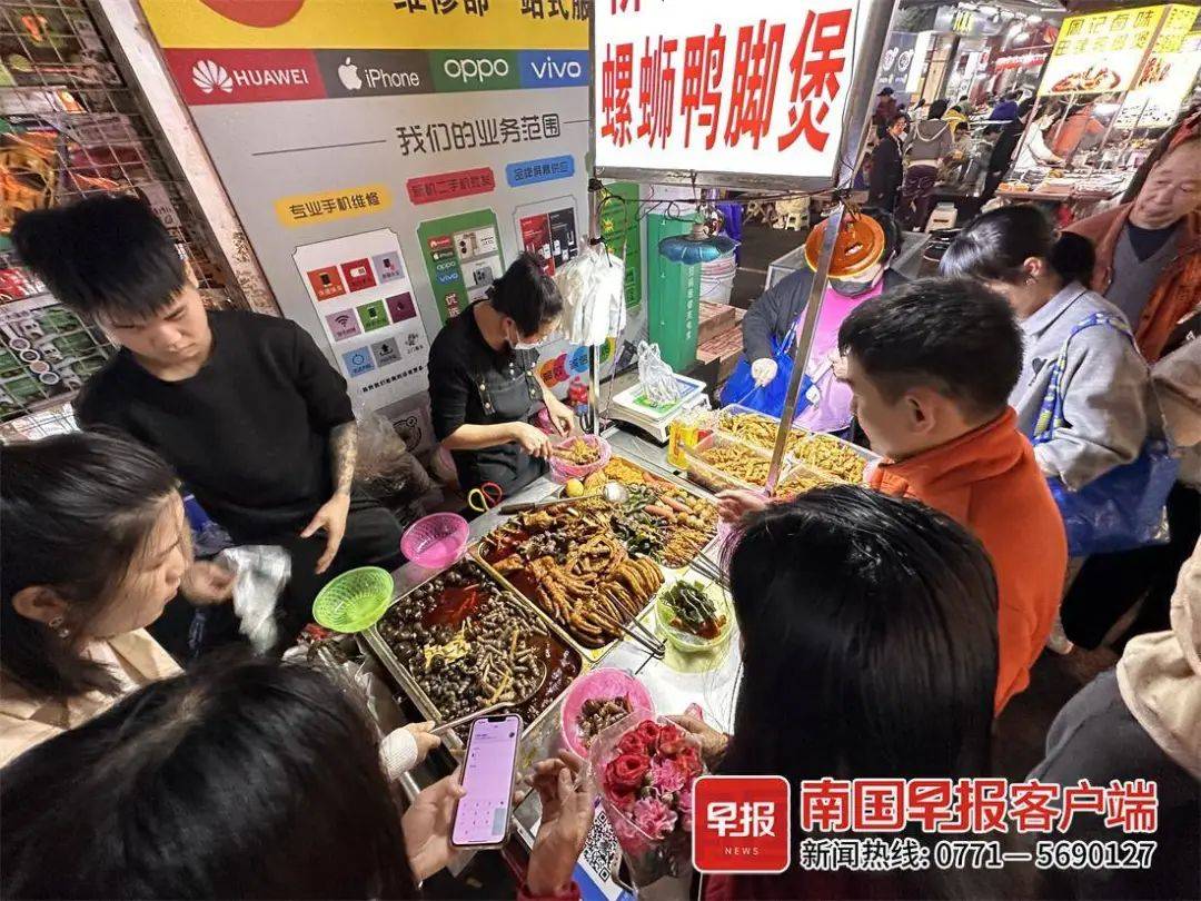 ▲市民在埌西夜市吃当地特色小吃。(资料图)