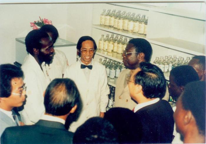 1987年，閆文雙(中間穿白衣者)在金丹堡醫院。(受訪者供圖)