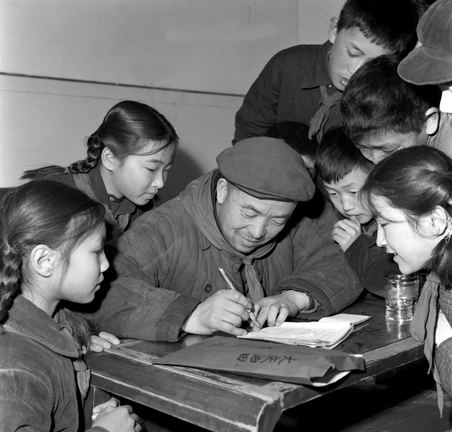 1966年，王進喜在北京少年兒童科學館為孩子簽字，勉勵孩子們努力奮鬥。