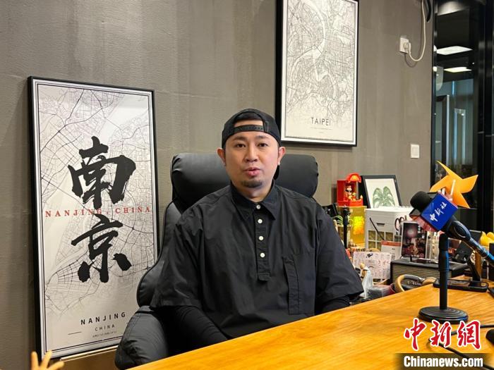 4月18日,在位于南京的工作室中,谭峻介绍起自己在南京做美食博主的经历。 中新社记者 朱晓颖 摄