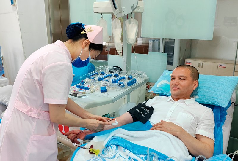 鍾宏權正在為急需手術的病人捐獻成分血。受訪者供圖