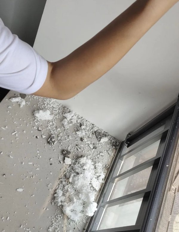 从飘窗墙体上掉落的泡沫