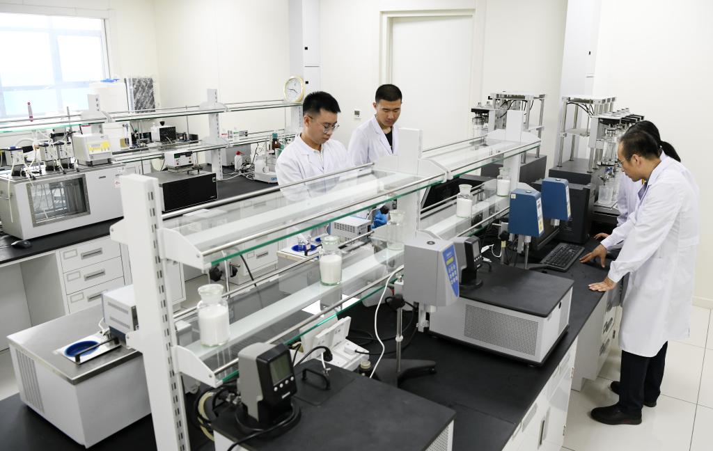 2019年6月26日，在大慶油田勘探開發研究院，科研人員在進行聚合物驅油實驗。