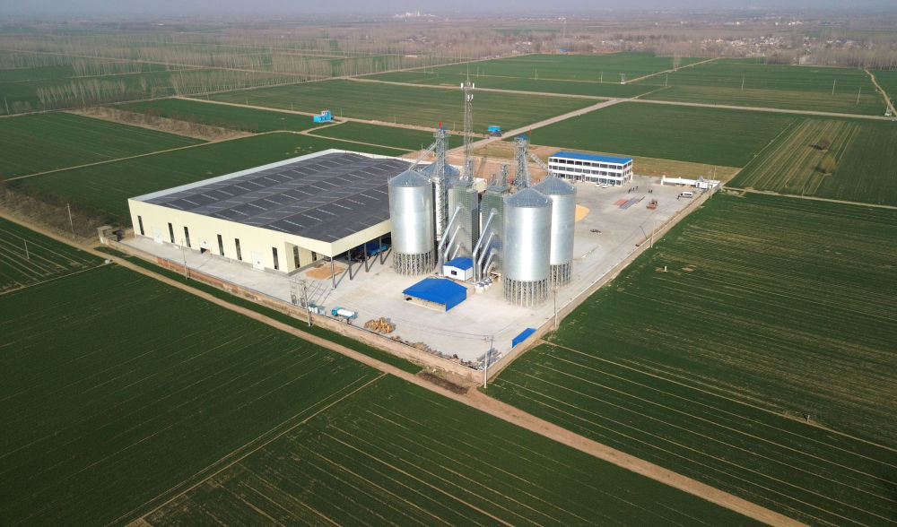  山東省汶上縣高標準農田配套的糧食烘乾、倉儲設施（2024年3月13日攝，無人機照片）。新華社記者 徐速繪 攝