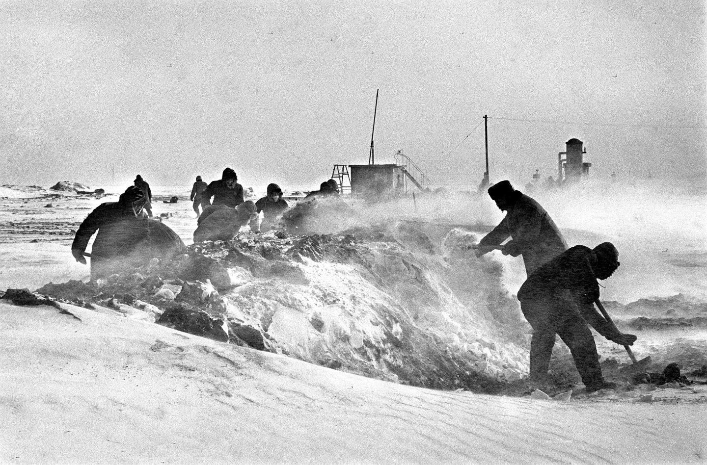 1965年,大慶人破凍土,鏟積雪,興建新油井。新華社記者 李基祿 攝