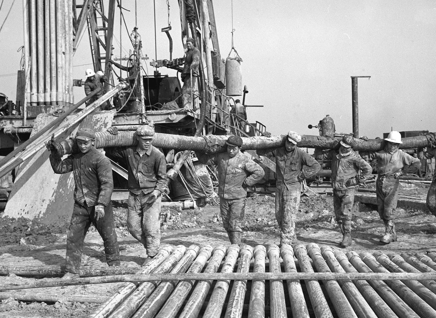 1971年，大慶石油會戰的標杆隊——1202鑽井隊工人在新油田用人抬肩扛的辦法建井場。