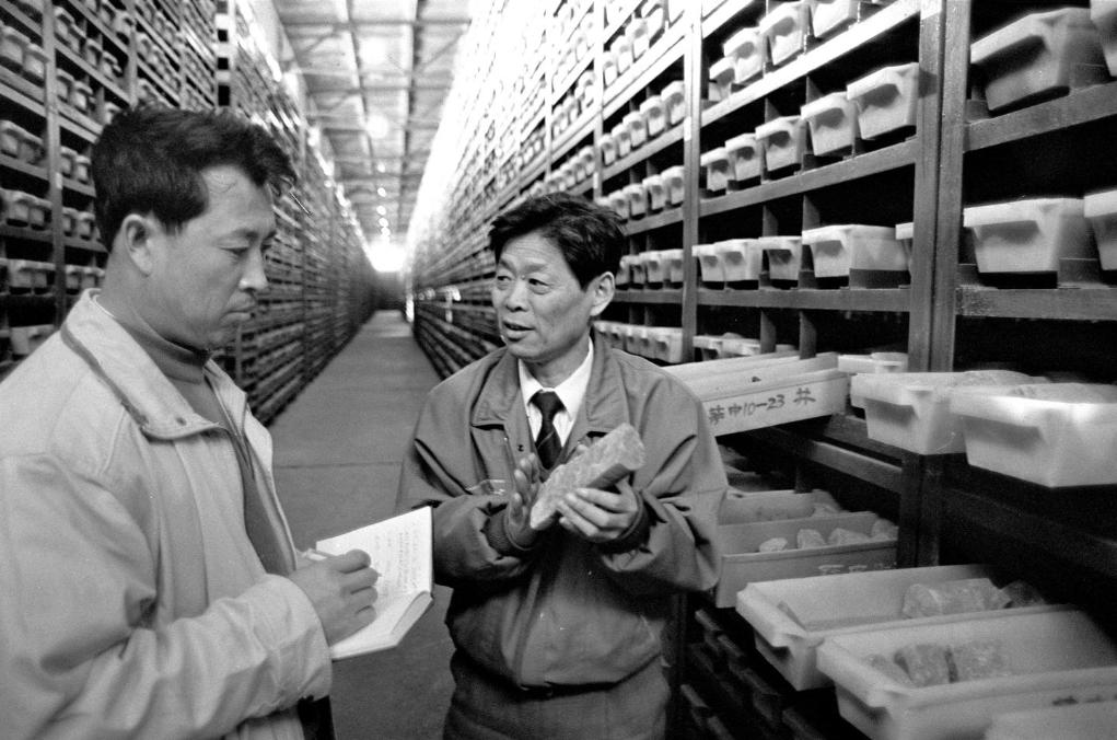1997年,王啟民(右)帶領科研人員大膽探索研究開採低滲透層和薄層的方案。