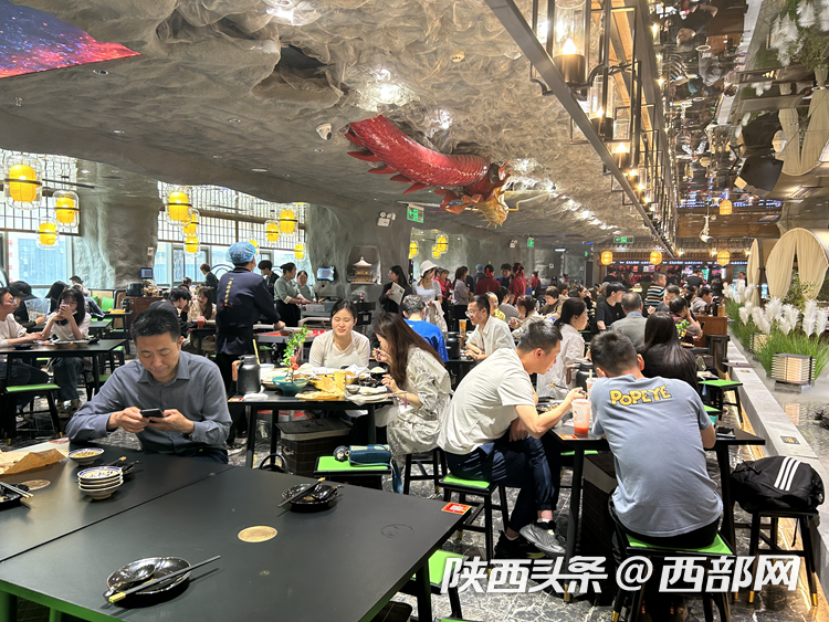 食客在店内用餐。