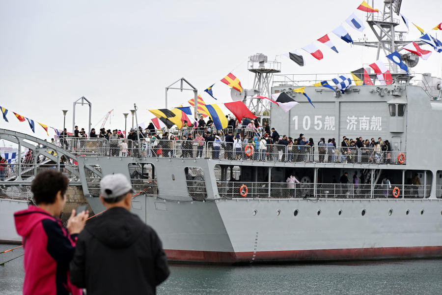 4月20日，遊客在海軍博物館室外展區已退休的濟南艦上參觀。