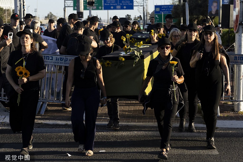 當地時間2024年4月21日，以色列賴阿南納，加沙地帶被劫持人質的家屬和支持者抬著一個棺材，呼籲達成人質協議。（圖源：視覺中國）