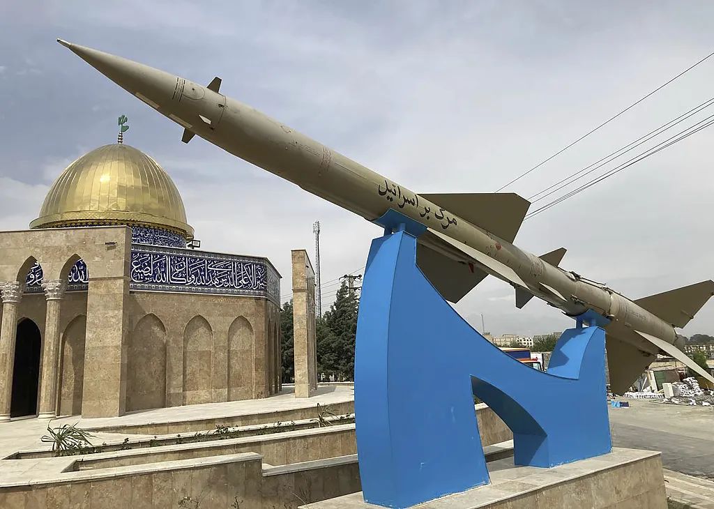  4月21日，伊朗德黑蘭，一枚導彈上刻著波斯語標語「以色列去死」。圖/視覺中國