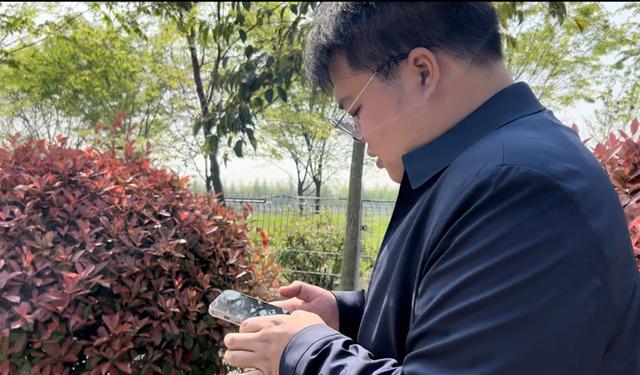 忙着处理工作的顾永豪 沈思怡/摄