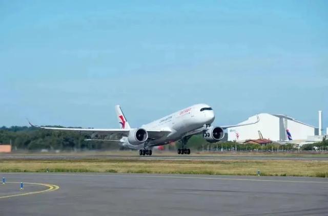 飞机加油加在哪里的 ebf5-53bf6a8c7ae8e3e140d140d22b055b4a.jpg