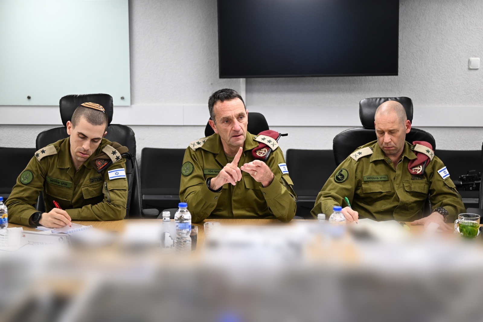 當地時間21日，以色列國防軍總參謀長赫齊·哈萊維（中）出席會議 /以色列時報