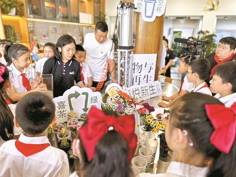 蒲公英少先队了解“空杯”变身“徽章”过程。深圳商报记者 文灿 摄