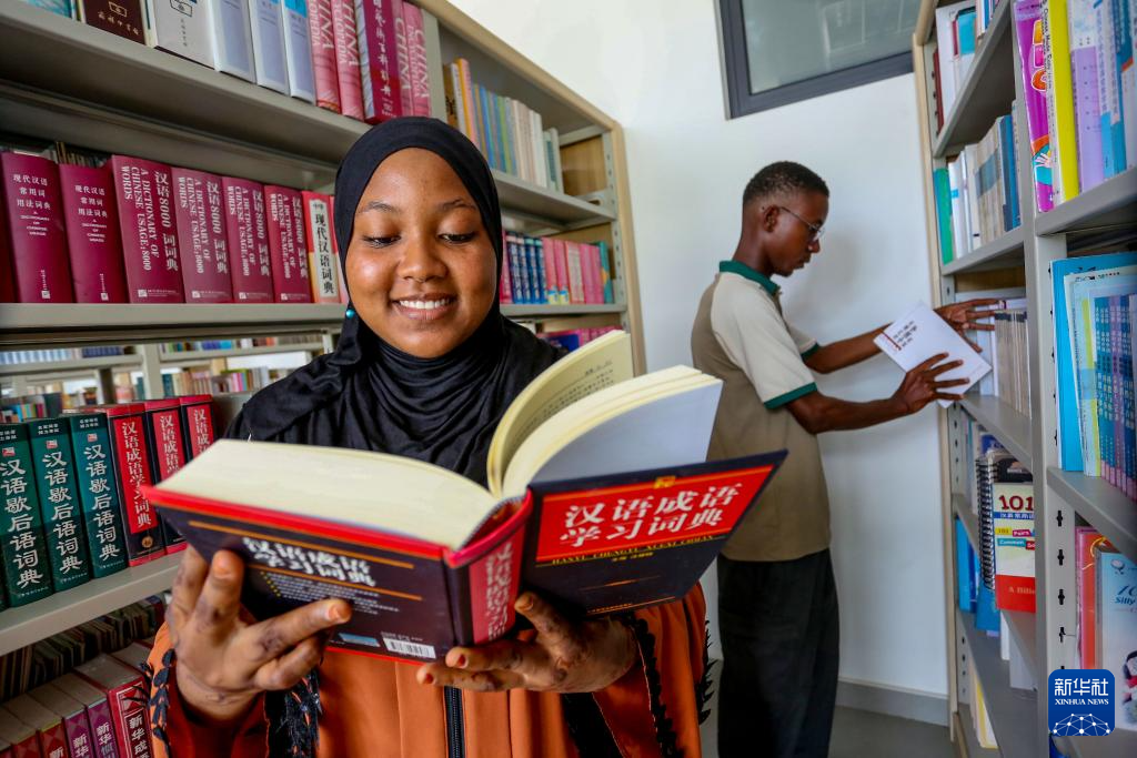   4月18日，學生在坦桑尼亞達累斯薩拿姆大學孔子學院圖書館查閱書籍。新華社發（靴文·埃馬紐埃爾攝）