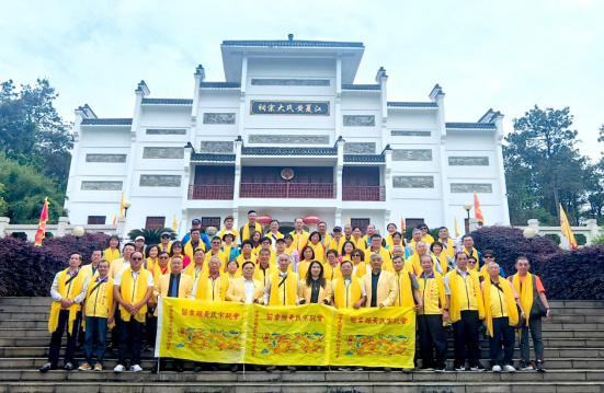 台湾苗栗县黄姓宗亲会祭祖团在江夏黄氏大宗祠前合影