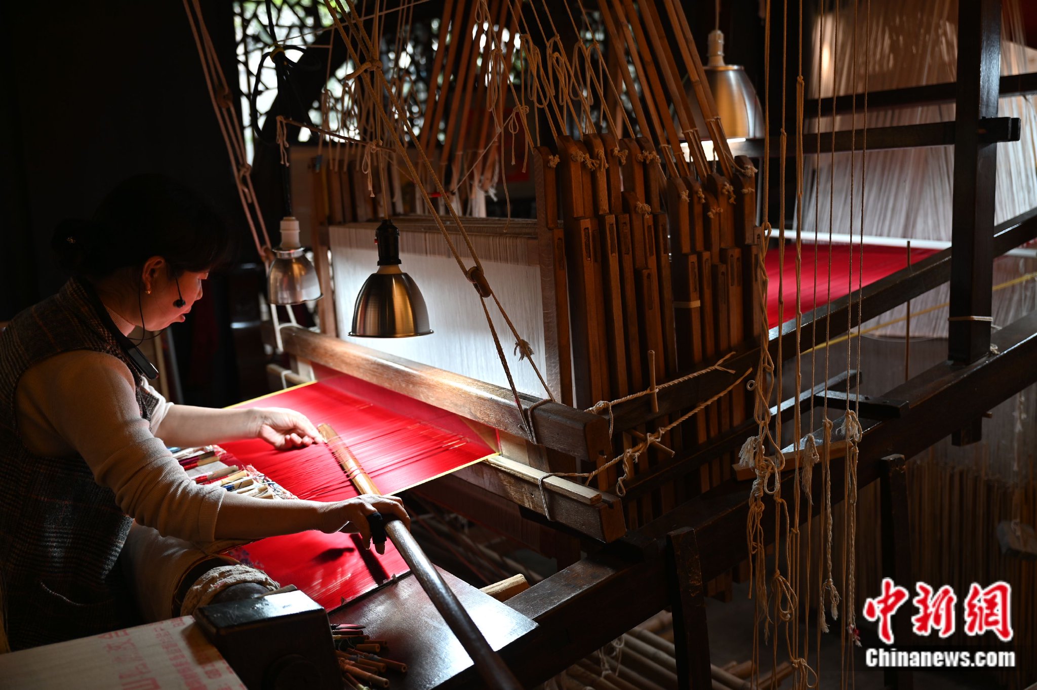 圖為南京市民俗博物館(南京市非物質文化遺產館)內，南京雲錦木機妝花手工織造技藝非遺傳承人現場展示技藝。國璿 攝