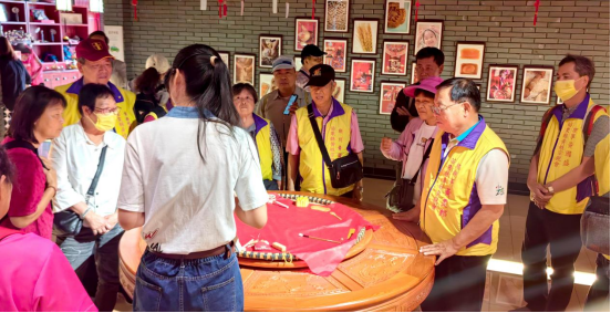 台湾苗栗县黄姓宗亲会祭祖团参访扬子江非遗文化馆