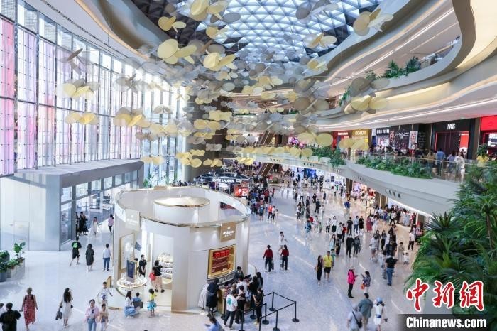 2024年春節期間，消費者在三亞國際免稅城購物。 中新網記者 駱雲飛攝