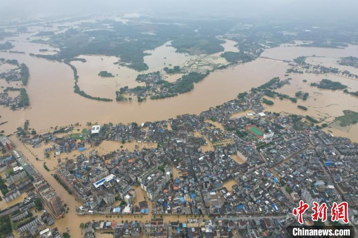 因近期持續暴雨，廣東清遠英德市部分地區出現內澇。中新社記者 陳驥旻 攝