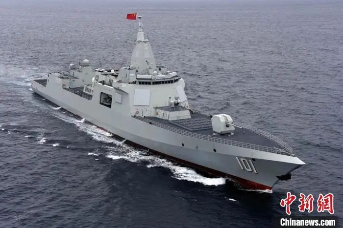 中俄海上联演和首次海上联合巡航期间，舰载直升机航拍南昌舰航行。中新社记者 孙自法 摄