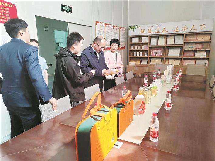 中国农业银行草湖兵团分行开展入企走访活动,及时掌握企业生产经营情况(资料图片)。