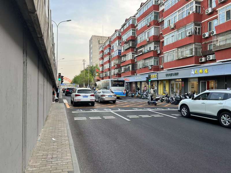 西四环外环辅路丰台大桥局部路段调整为3车道,提升了通行效率。北京市交通委供图
