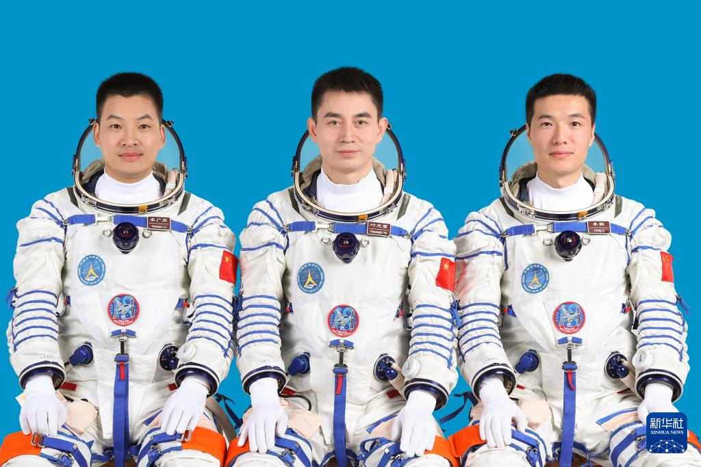   這是神舟十八號航天員葉光富（中）、李聰（右）、李廣蘇。 新華社發