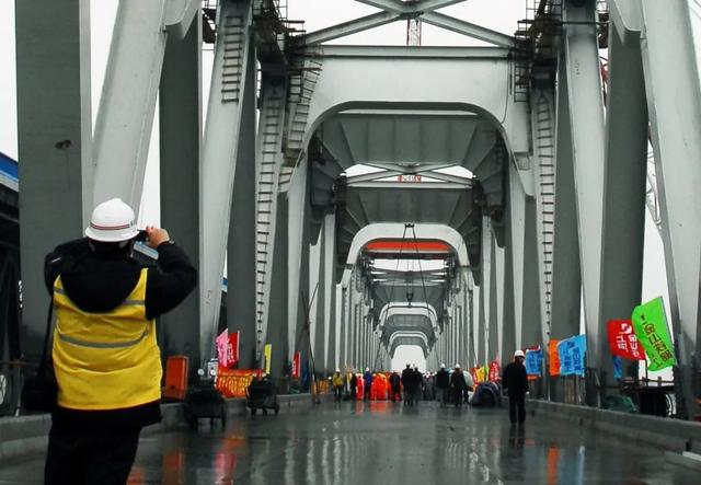 2011年3月,金山铁路改建工程黄浦江特大桥主桥成功贯通(傅国林 摄)