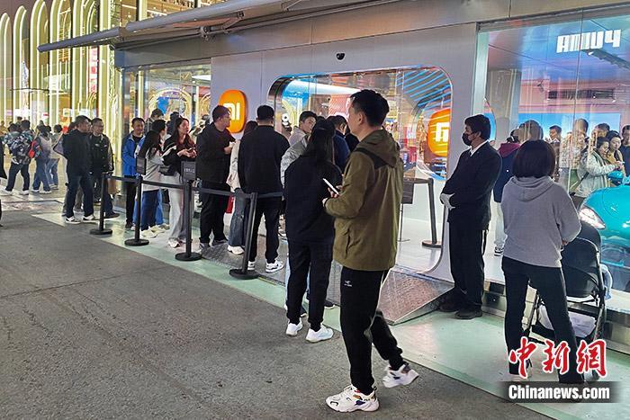 資料圖：位於北京的小米汽車門店人潮湧動，顧客在店外排隊。 中新財經記者 葛成 攝