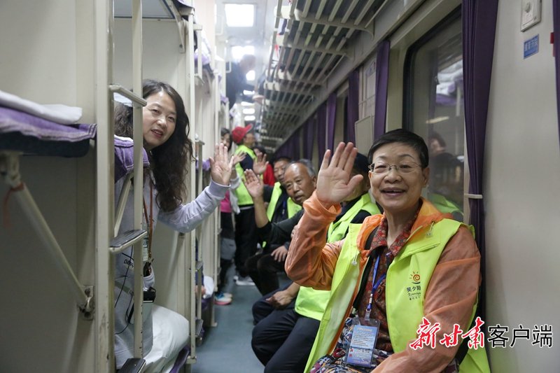 乘坐Y58次列車的遊客。（蘭州鐵路局供圖）