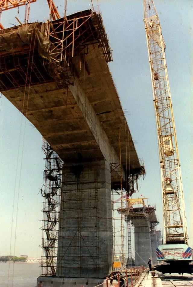 1994年,建设中的奉浦大桥(方海泉摄)