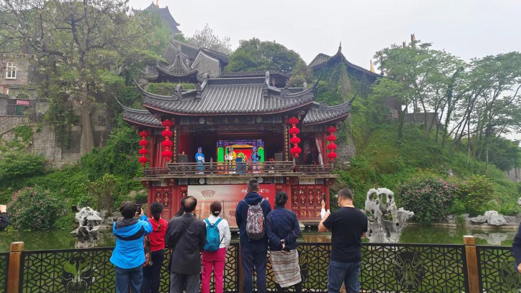 4月23日，遊客在西津渡遊玩。新華社記者 陳碩 攝