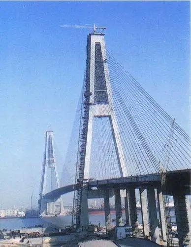 建设中的徐浦大桥(图:《徐汇区志》)