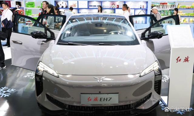 這是在第四屆中國國際消費品博覽會上展出的紅旗新能源汽車（2024年4月13日攝）。新華社記者 楊冠宇 攝