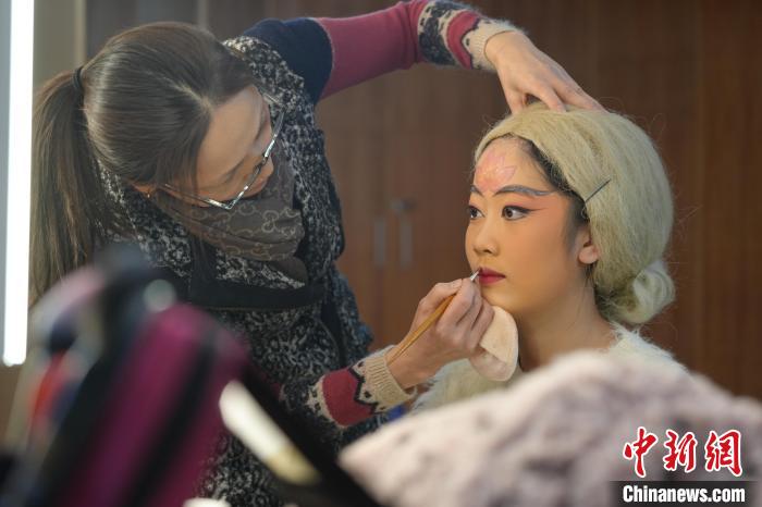 近日，化妝師為桂劇演員朱明娟上妝。(受訪者供圖)