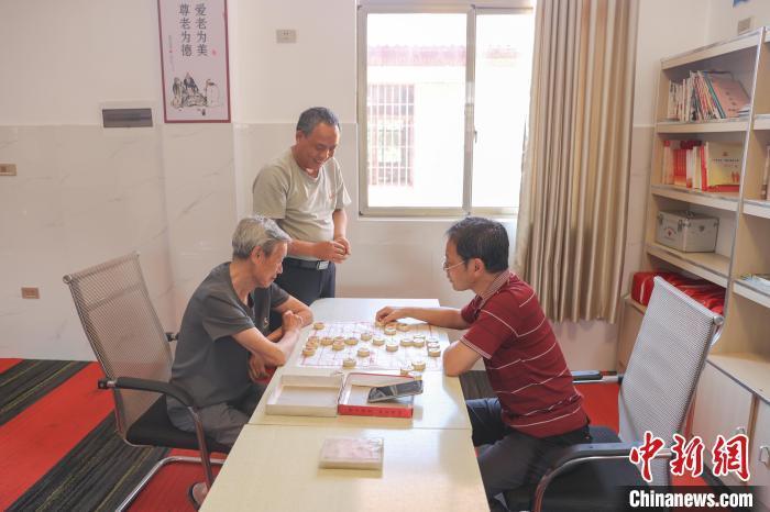 圖為江西新餘市桐林頤養之家娛樂室內，幾位老人正在下象棋。(資料圖)劉力鑫 攝