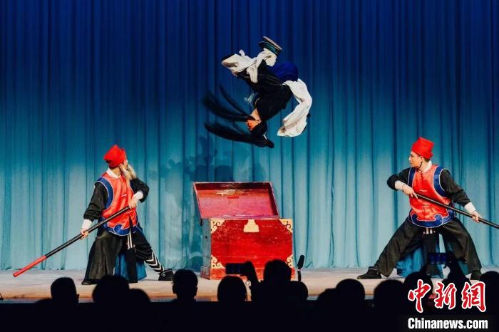 圖為桂劇《打棍出箱》，桂劇演員王培表演「後空翻入箱」。(受訪者供圖)