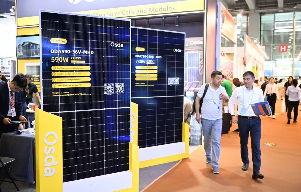 4月15日，境外採購商在廣交會上參觀太陽能電池展台。（丹恩華 攝）