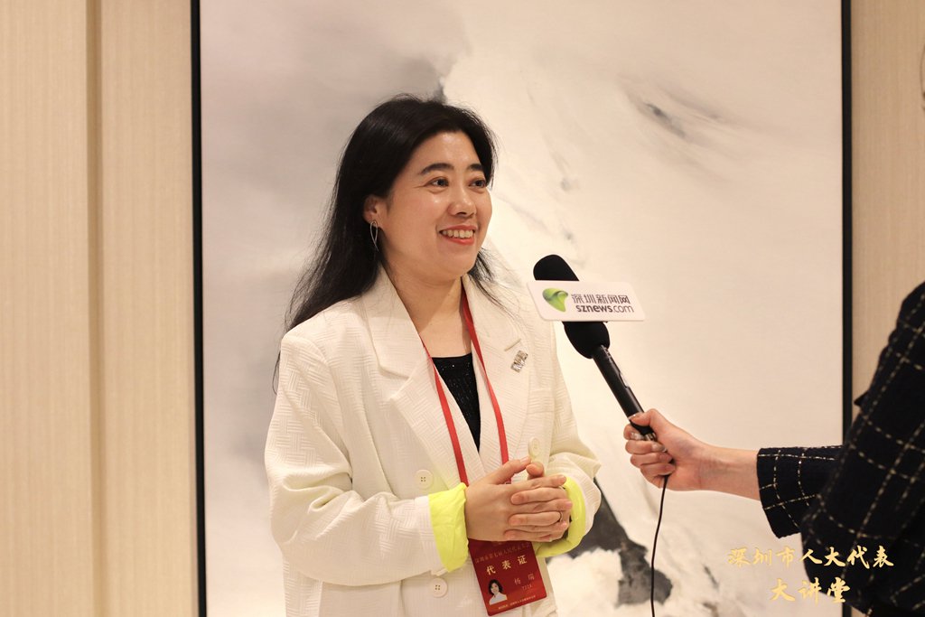 2024年1月,杨瑞代表在调研活动中接受深圳新闻网记者的采访。