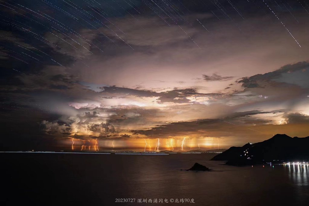 2023年7月27日,西涌暗夜社区。从深圳市天文台拍到海面的闪电奇观。(曾跃鹏 摄,本网资料图片)