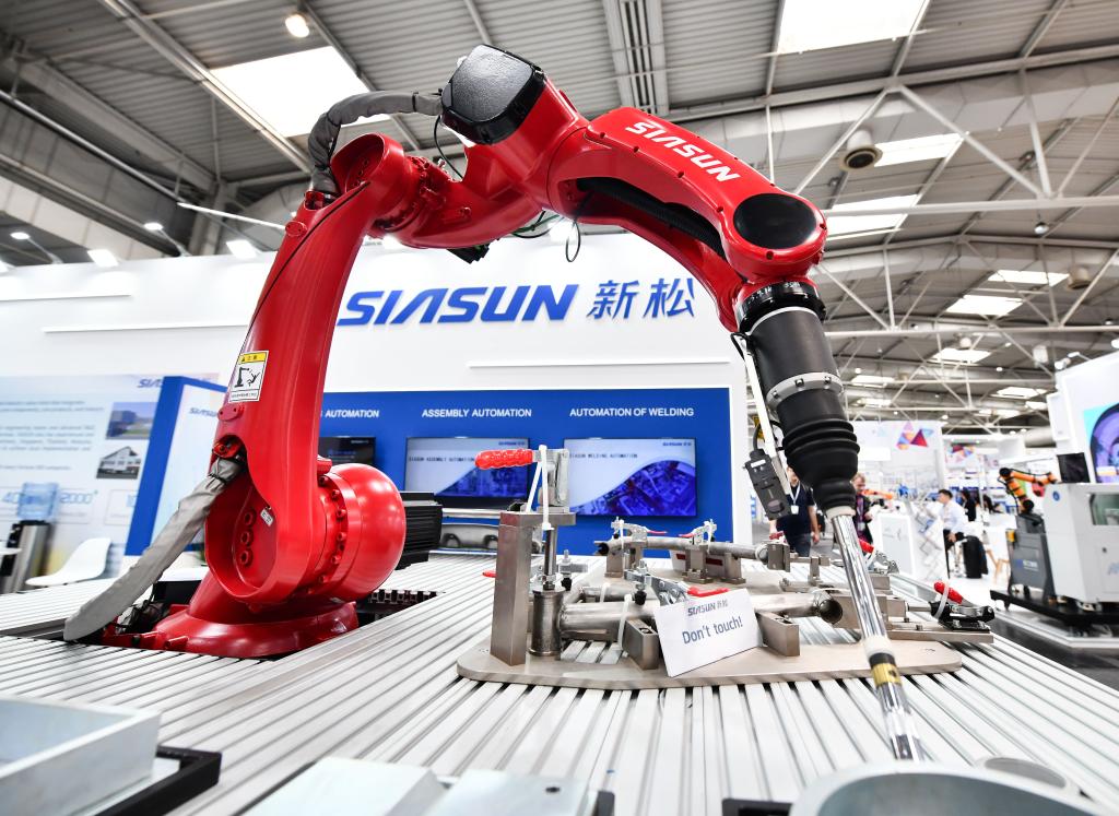 4月22日，在德國漢諾威工博會上，一款新鬆工業銲接機器人在進行演示。新華社記者任鵬飛攝